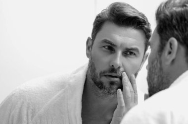 Erkekler için kozmetik kremi. Spa erkek modeli, erkek derisi için cilt bakımı ürünü. Yaşlanma karşıtı cilt için sabah maskesi. Cilt bakımı. Erkek yüz kremi. Mükemmel yumuşak ciltli bir adam. Güzellik ürünleri.