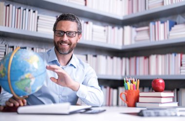 Öğretmenler günü. Okul sınıfında öğretmen öğretmeni. Bilgi, eğitim. Sınıfta ders veren bir adam. Üniversite sınavı. Üniversitede ders veriyorum. Eğitimci öğrenme kursları. Coğrafya okuyorum.