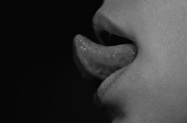 舌头和性感的女性嘴唇 性感的性感女人张开嘴 舌头舔 一个女人展示舌头的特写照片 一张滑稽迷人的长舌女士的合影 性感的嘴在舔 — 图库照片
