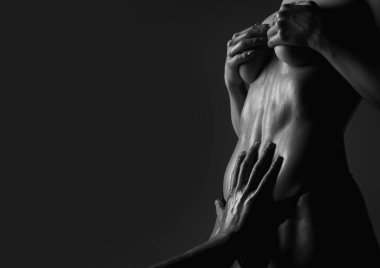 Şehvetli göğüs ve karın. Külotlu, bikinili, tangalı, iç çamaşırlı seksi kadın. Göğüslerini kapatan üstsüz şehvetli kadın. Adam kadınlara dokunuyor, seksi çıplak vücut. Erkek eli kadınların karnına dokunuyor.