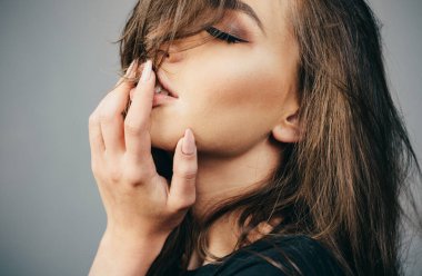 İlk cinsel deneyim. Seksi müzik ve şarkı - şehvetli. Duygu ve duygu. Şehvetli kadın yüz portre yakın çekim