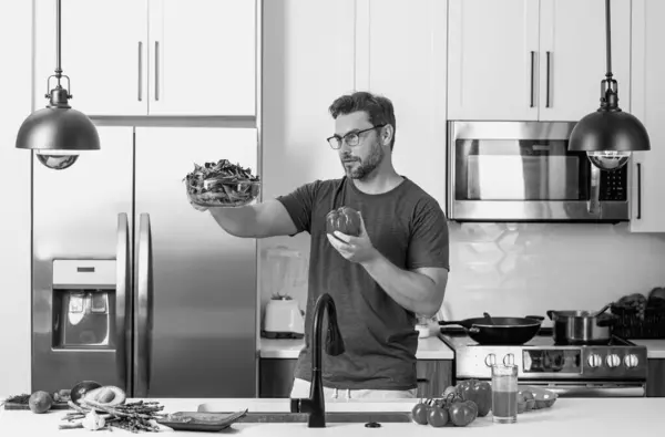 Uomo Cucina Moderna Preparare Cibi Sani Solo Cucinare Insalata Bell Foto Stock