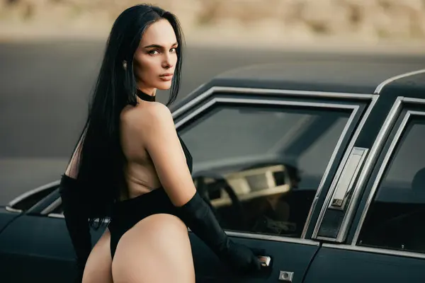 Sexy Back Beautiful Brunette Woman Posing Retro Car Booty Woman — стокове фото