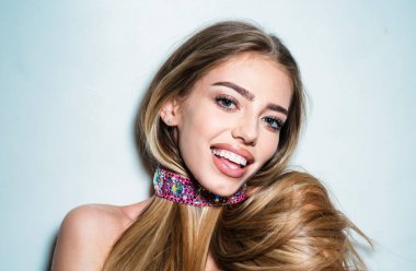 Gülümseyen genç kadın yüzü, mutlu kız. Baştan çıkarıcı, zarif genç bir kadının portresi. Şehvetli kızın Vogue tarzı portresi