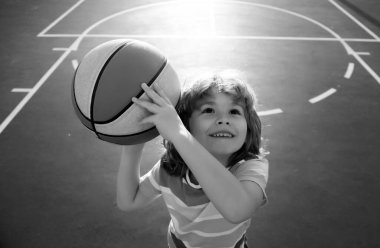 Basketbol oynayan sevimli bir çocuk. Sportif çocuk portresi