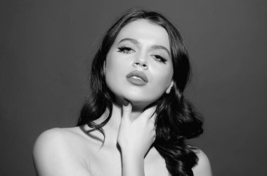 Mükemmel makyajlı esmer kız. Güzel model kadın. Bakım ve güzellik ürünleri