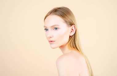 Doğal güzellik makyajı. Sağlıklı ciltli bir kadın