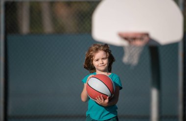 Basket topu çocuk oyuncusu. Basketbol çocuk okulu