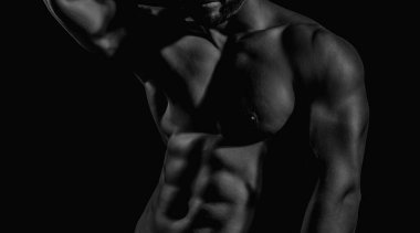 Kaslı vücut. Kaslı adam. Erkek vücudu, kas şekli, güçlü bir adam. Üstsüz poz veren atletik bir adam. Çıplak vücutlu bir gay. Kas modeli. Spor erkekler vücut konsepti. Kas gücü. Güçlü ve seksi.