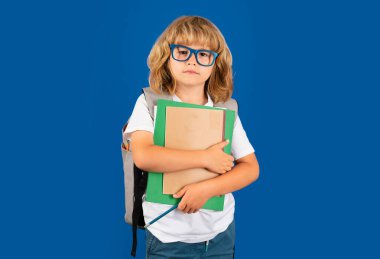 Okula dönelim. Okul çantalı öğrenci kitabı ve defterini öğrenmeye hazır tutuyor. İzole edilmiş stüdyo geçmişi olan okul çocukları