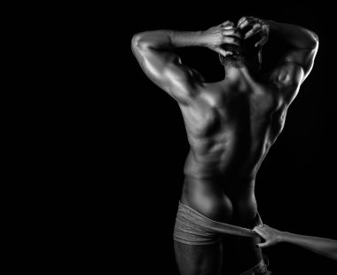 Fotokopi alanı olan vücut sporcusu. Yakışıklı bir adamın moda tarzı portresi. Stüdyoda poz veren çıplak bir adam.