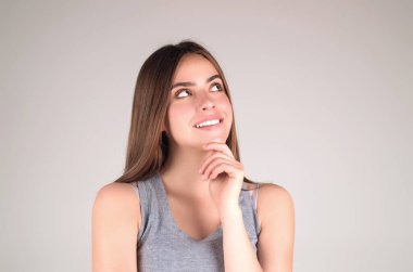 Elleri çenesinde soru soran, düşünceli bir kadın. Düşünceli bir kadın yüzü. Şüphe, düşünür. Düşünceli düşünceli kız. İnsan yüzü ifadeleri, duygular. Şüpheci ifade