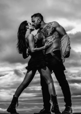 Çıplak, kaslı bir adam ve seksi bir kadın. İnsanları sevmek. Güzel kadın, seksi aşığın seksi vücudunu nazikçe soyuyor. Birbirine aşık güzel bir çift. Seksi kız ve kaslı erkek arkadaşı çıplak vücutlu.