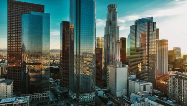 Los Angeles şehir merkezi silueti. Los Angeles kökenli Kaliforniya teması. Los Angels City, şehir merkezi, hava aracı ile üst hava manzaralı. Şehir manzaraları gökyüzü manzarası manzarası