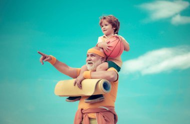 Büyükbaba ve çocuk sabah egzersizi yapıyorlar. Rehabilitasyon merkezinde kıdemli adam antrenmanı. Her yaş kavramında sağlıklı ve aktif bir yaşam tarzı. Baba oğul antrenman yapıyor.