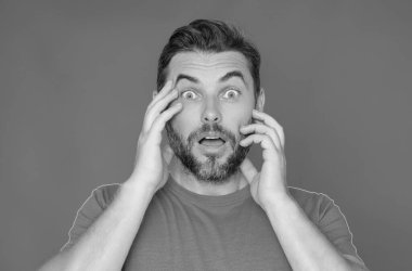 Şok olmamış beyaz bir adamın portresi. Şaşırtıcı bir ifade, korku ve heyecan dolu bir yüz ifadesiyle korkmuş ve şok olmuş. Duygusallar. Büyük bir inançsızlıkla şoke olan adam, şaşkınlık ve şaşkınlık ifade eder.