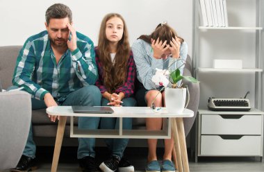 Psikolojik aile sorunu. Genç çocuklu sorunlu bir çift endişeli bir ailede sorunları tartışıyor. Çocuklu bir çift arasında anlaşmazlık var. Evde kızı olan üzgün bir anne ve baba.