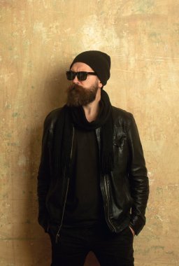 Seksi bir adamın baştan çıkarıcı yüzü. Maço kendinden emin görünüyor. Sakallı hippi.