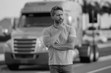 Kamyonetin yanındaki İspanyol şoför. Kamyon şoförü. Yakışıklı ispanyol kamyoncu kamyoncu kamyon sahibi. Ulaşım endüstrisi araçları. Kamyonun önündeki yakışıklı adam.