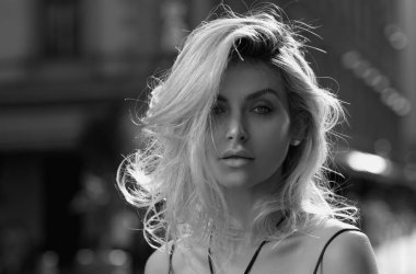 Güzel yüzü ve pürüzsüz cildi olan şehvetli, güzel bir kadın. Summer City sokak arka planında seksi bir model. Güzel seksi model kız dışarıda poz veriyor. Beyaz tenli güzel bir kızın portresi