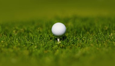 Golf topu atışa hazır bekliyor. Golf kulübü geçmişi