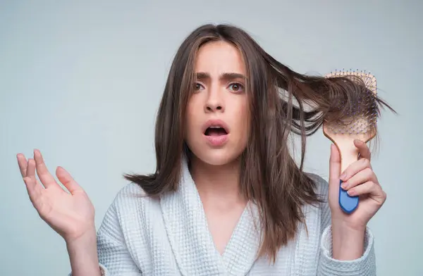 ストレスの女性は非常に脱毛のために動揺しています ヘアカットと矯正ヘアケア ヘアケアのための深刻な脱毛の問題 — ストック写真