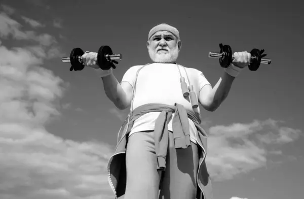 Starszy Trening Fitness Hantlami Odizolowanymi Niebieskim Tle Opieka Zdrowotna Wesoły Obraz Stockowy