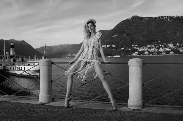 Seksowna Kobieta Pozująca Nad Jeziorem Como Włoszech Dziewczyna Seksownej Sukience Obrazy Stockowe bez tantiem