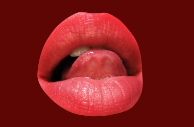 Dil ve seksi kadın dudakları, şehvetli kadınlar ağzı açık, izole bir arka plan. Dil, dudak yalar. Dil, parlak dudakları sever.