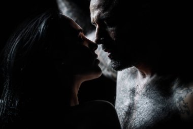 Romantik seksi çift öpücüğü. Birbirlerine aşık çiftler öpücüğü. Tutku, flört ve aşk. Genç, güzel, seksi aşıklar öpüşüyor. Duygusal bir ilişki. Seksi, zarif bir çift, tutkulu bir öpücük.