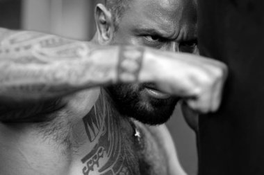 Boks torbası yumruklayan boksör. Erkek boksör. Erkekler kavga eder. Adam boks müsabakasına hazır. Erkek kavgası. Boksörler kavga eder. Boks sporu. Güçlü kas. Güçlü bir yumrukla boksör kum torbası