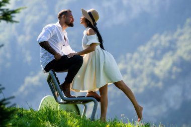 Doğayı kucaklayan genç bir çift. Açık havada aşık bir çift. Kaygısız bir çift. Birlikte vakit geçirmenin mutluluğu. Erkek ve kadın doğada tatilin tadını çıkarıyorlar. Romantik çift