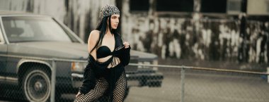 Şefkatli ve romantik hippi kızlar. Mükemmel bir genç kadın. Moda elbisesi içinde baştan çıkarıcı bir kadın. Vogue sokak tarzı. Şehvetli genç bir kadın, dışarıda poz veren güzel seksi bir model. Sokak güzeli