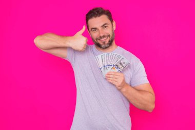 Yüz dolarlık banknotu olan adam. Amerikan banknotları. Bir sürü 100 dolarlık banknot tutan adam. Kolay para. Kara para. Ödeme günü ve ödeme konsepti. Para kazan. İş adamı başarılı anlaşma