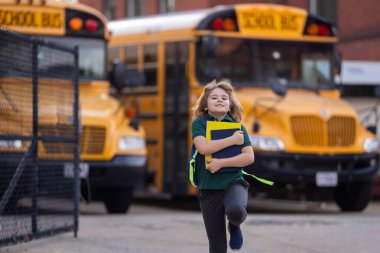 Eğitici bir kavram. Öğrenci okul otobüsüne biniyor. Amerikan Okulu. Okula dönelim. İlkokulun çocuğu. Mutlu çocuklar eğitime hazır.