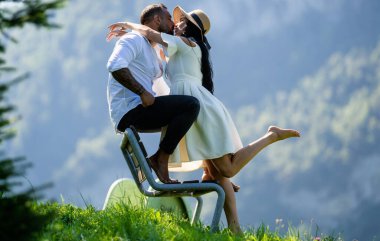 Seksi çift, doğanın güzelliğinin ortasında tutkuyla kucaklaştı. Romantik bir öpücük. Doğayı öpen çiftler. Öpüşen çiftler. Yaz doğasında aşık romantik çift.