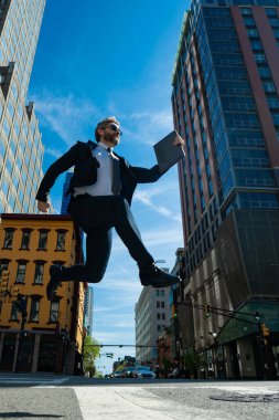 Caddeye atlayan bir iş adamı. Sonraki Zıplama ve Basamaklar. İş Tutkuları konsepti. Hedef iş başarı stratejisi. Yaratıcı büyüme. Büyüme atlama işi başarı süreci. İleri Atla