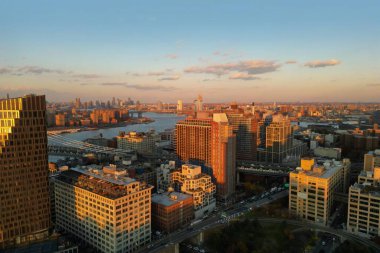 Aşağı Manhattan gökdelenleriyle ilgili panoramik şehir manzarası. New York City silueti. New York binaları. New York Binaları. New York 'un silüeti. New York 'taki Manhattan' ın Brooklyn Köprüsü binaları