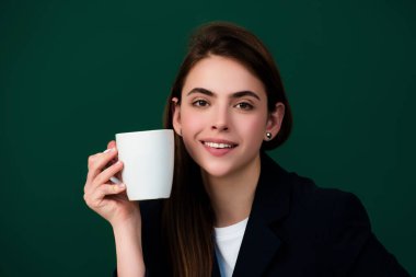 Sınıftaki öğrenci kız. Üniversitedeki bilgi. Lisedeki liseli kız. Sınıfta çay içen fincanlı öğrenci. Üniversitede kahve molası