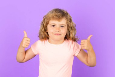 Güzel gülümseyen bir çocuğun portresi, izole edilmiş bir stüdyo geçmişi. Mutlu çocuk, mutlu ve gülümseyen duygular