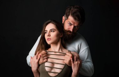 Genç sevgilisiyle sevişti. Güzel genç çift öpüşme ve kucaklayan. Romantik bir an. Şehvetli çift zevk yakınlık