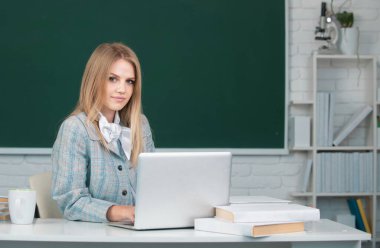 Genç öğretmen. Lisede ya da üniversitede ders veren kız öğrenci