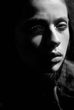 Güzellik makyajlı kadın yüzü. Kozmetik ürünler. Renkli makyaj. Parlak kirpikli kız. Moda konsepti