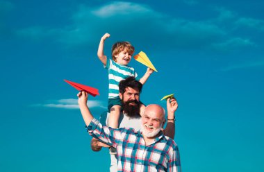 Babalar gün - dedesi, baba ve oğlu sarılma ve birlikte eğleniyor. Çocukluk kavramı. Erkek çok nesilli aile