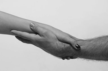 Yardım eli uzatıyorum. El ele tutuşun, kapatın. Yardım eli uzatıyorum. Kurtarma, el hareketlerine yardım etme. Kurtuluş ilişkileri. Yardım eli uzatıyoruz, akrabayız. Kurtarma, yardım jestleri veya eller