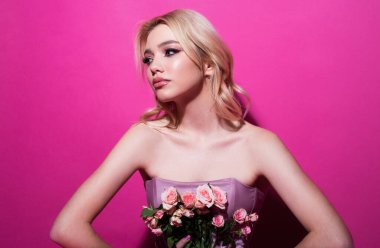 Stüdyodaki kadın, izole edilmiş vesikalık portre. Doğal güzellik konsepti. Çiçekli kadın.