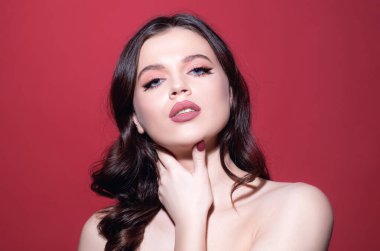 Mükemmel makyajlı esmer kız. Güzel model kadın. Bakım ve güzellik ürünleri