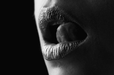 Dil yalayan dudaklar. Altın parıltılı ruj. Seksi dudak için parlak bir tarz. Şehvetli kadın dudakları. Şatafatlı altın ağız. Parlak altın dudaklar. Altın boyalı altın dudaklar veya metalik ruj