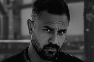 Açık havada ciddi bir adamın portresi. Sakallı adam, yakın plan. 30 'lu yaşlardaki güçlü bir adamın yakından çekilmiş yüzü dışarıda kameraya bakıyor. Yakışıklı, seksi İspanyol adam. Acımasız adam.