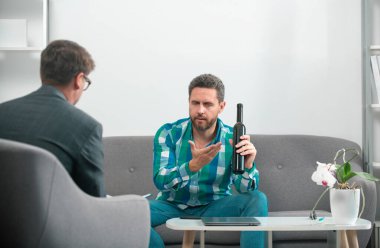 Çözme problemi, alkol bağımlılığı, erkek alkol bağımlılığı. Psikoloji, zihinsel terapi konsepti. Alkolizm, alkolik ve psikolog psikoterapi seansında